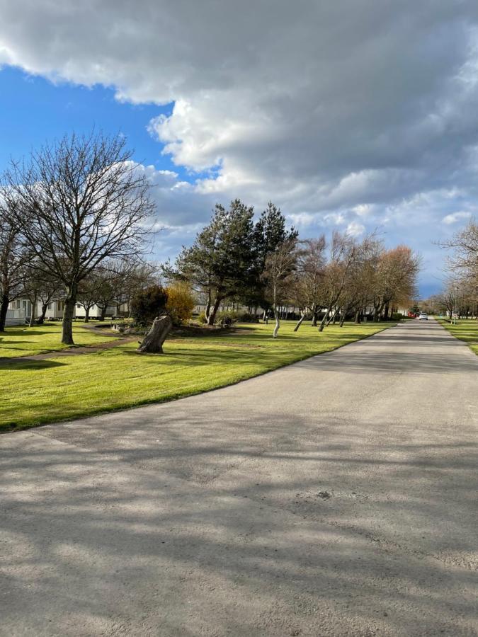 Beautiful 3-Bed Caravan Situated On Lakeland Haven Grange-over-Sands ภายนอก รูปภาพ