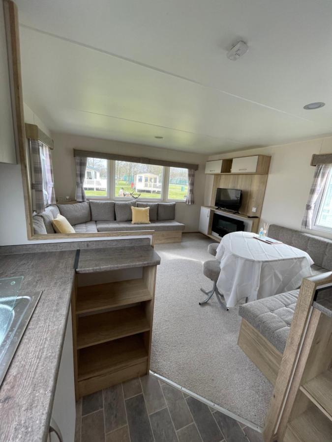 Beautiful 3-Bed Caravan Situated On Lakeland Haven Grange-over-Sands ภายนอก รูปภาพ
